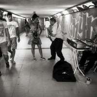 Músicos callejeros en una sálida del metro de Madrid