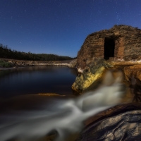 Fotografía nocturna de un molino cerca del Puente de Gadea, un salto de agua en el Río tinto, comarca minera de Huelva. La Palma del Condado