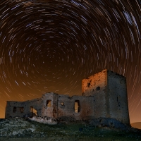 Fotografía nocturna circumpolar del Castillo de la Estrella de Teba, Málaga