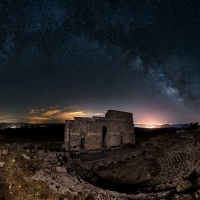 Fotografía nocturna con vía lactea, en Ronda la vieja, Acinipo, ruinas romanas en la Serranía de Ronda
