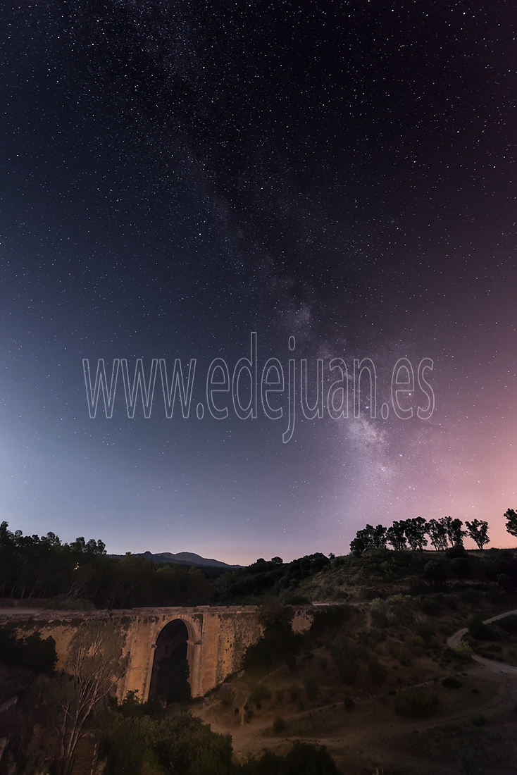Fotografía nocturna con vía láctea en el Puente de la Ventilla, Ronda, Málaga. Fotografía de larga exposición.