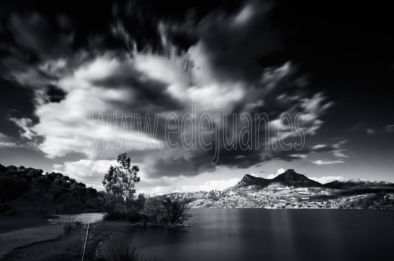 Pantano de Zahara, fotografía editada en blanco y negro
