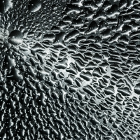 fotografía abstracta, gotas de agua sobre una sarten