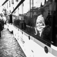 Transporte público de Granada, niña sonriente en un autobús público