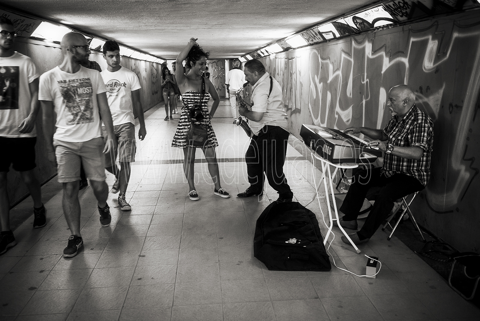Músicos callejeros en una sálida del metro de Madrid