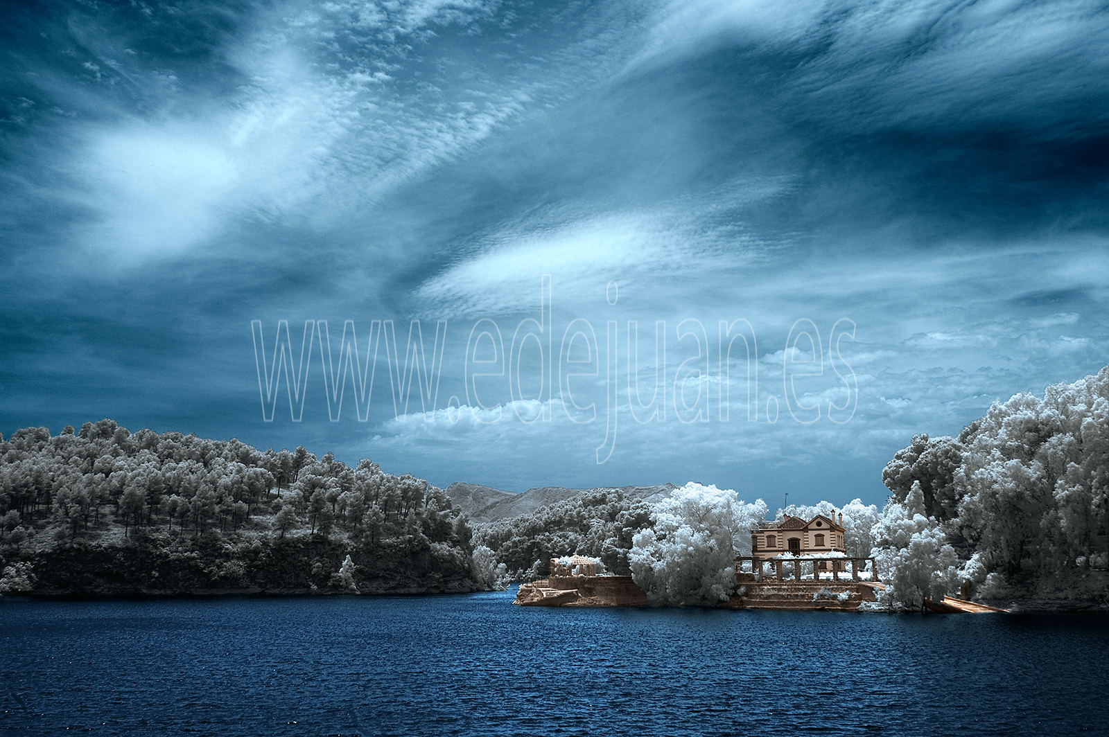 Virado azul, foto infrarroja de la casa del ingeniero del pantano Conde del Guadalhorce