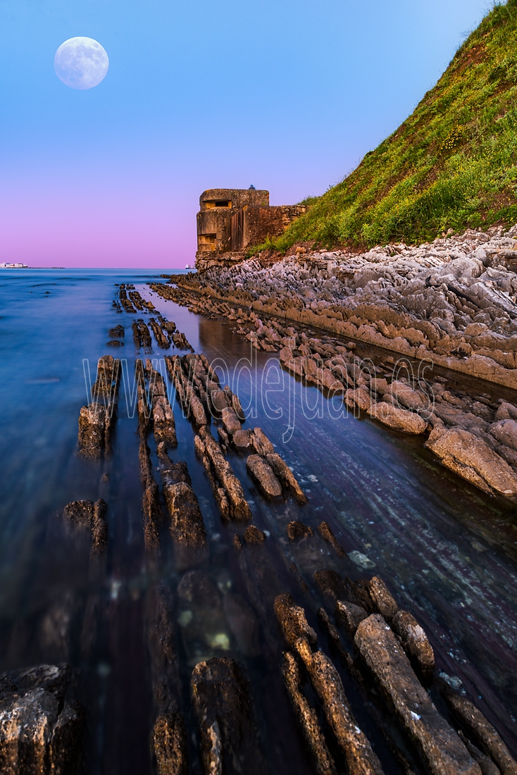 Atardecer junto a un antiguo bunquer militar abandonado en la playa de Getares, Algeciras, Cádiz