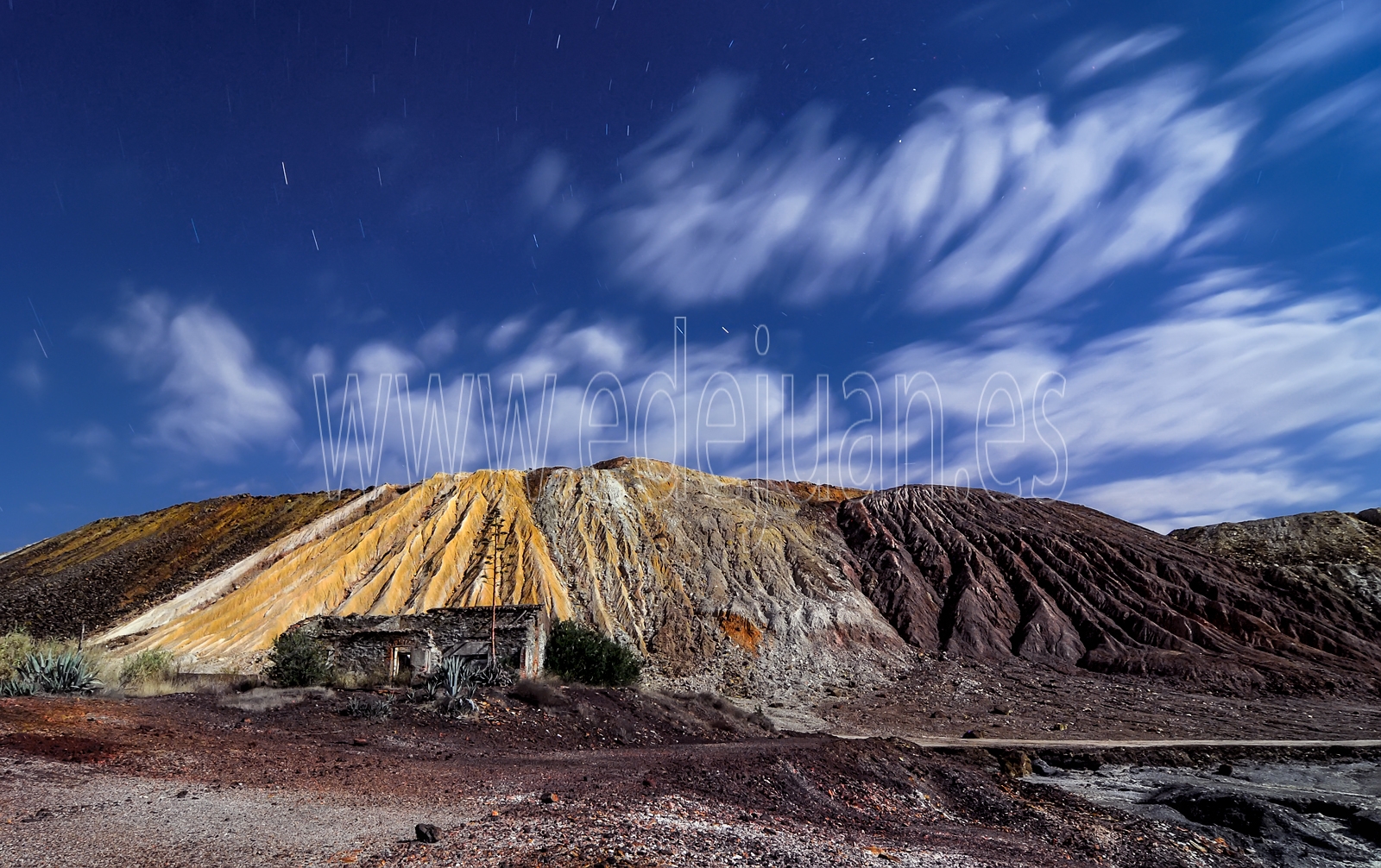 fotografía nocturna de la escombrera de las minas de Riotinto, paisaje lunar. Cuenca minera del río Tito. Huelva