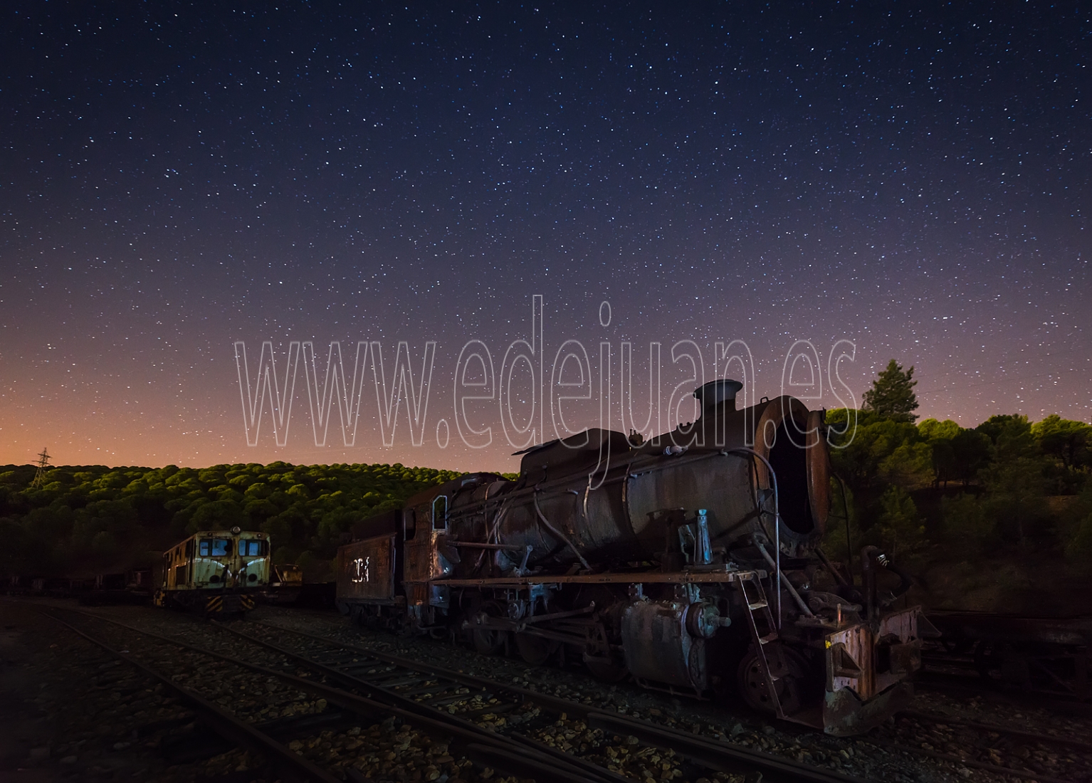 Fotografía nocturna de la locomotora 201 del material ferroviario de Riotinto, comarca minera de Huelva