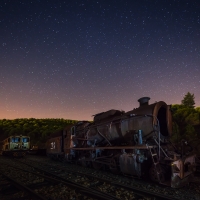 Fotografía nocturna de la locomotora 201 del material ferroviario de Riotinto, comarca minera de Huelva