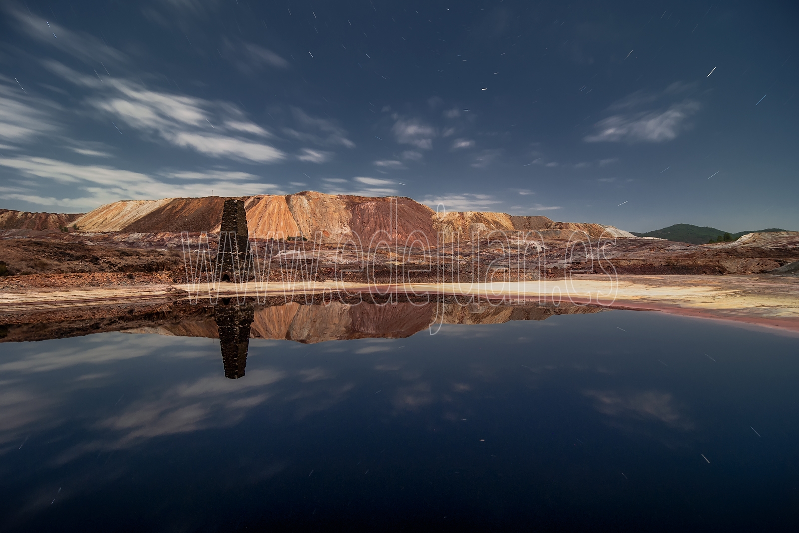 Fotografía nocturna de la escombrera de Riotinto, en la comarca minera de Huelva, Explotación actualmente en uso (2018). En esta montaña depositan los desechos del material extraído después de la explosiones.