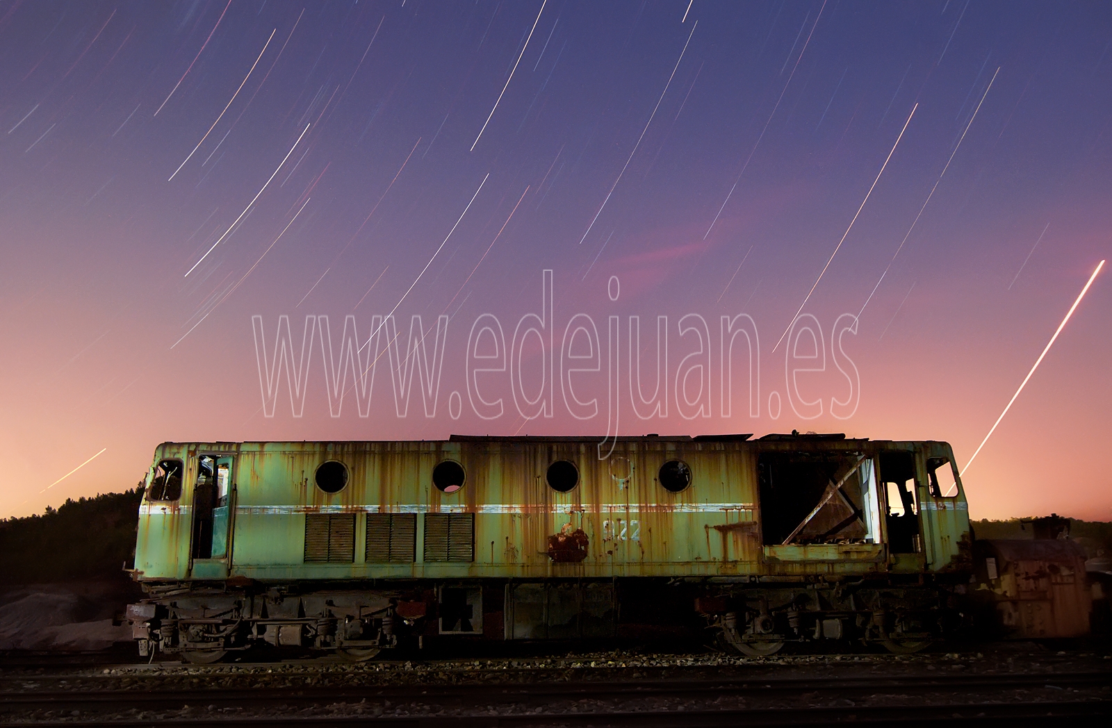 fotografía nocturna de la locomotora 922 del material ferroviario de las minas de Riotinto, cuenca minera de Huelva