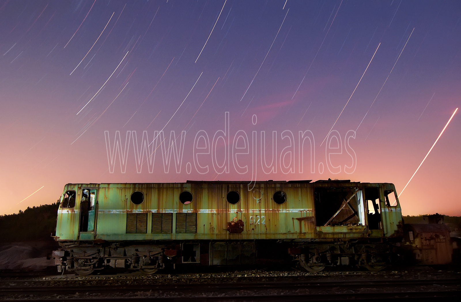 fotografía nocturna de la locomotora 922 del material ferroviario de las minas de Riotinto, cuenca minera de Huelva