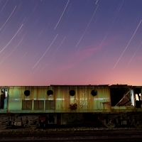 fotografía nocturna de la locomotora 922 del material ferroviario de las minas de Riotinto, cuenca minera de Huelva