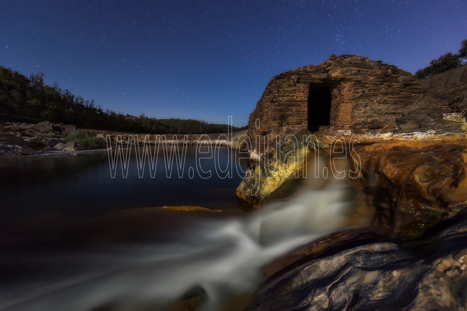 Fotografía nocturna de un molino cerca del Puente de Gadea, un salto de agua en el Río tinto, comarca minera de Huelva. La Palma del Condado