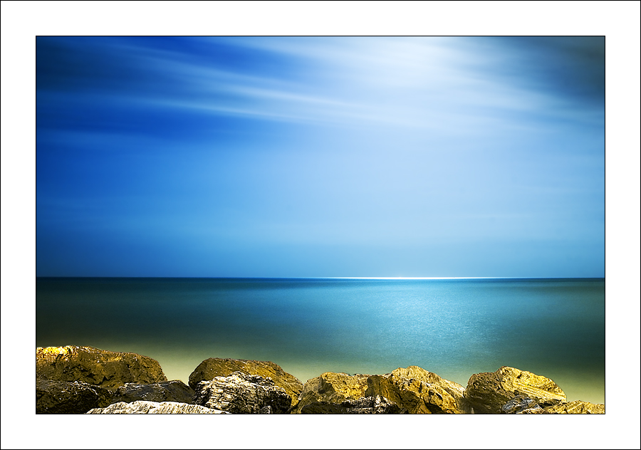 Reflejo de la luna llena en la playa de Puerto Banús, Marbella