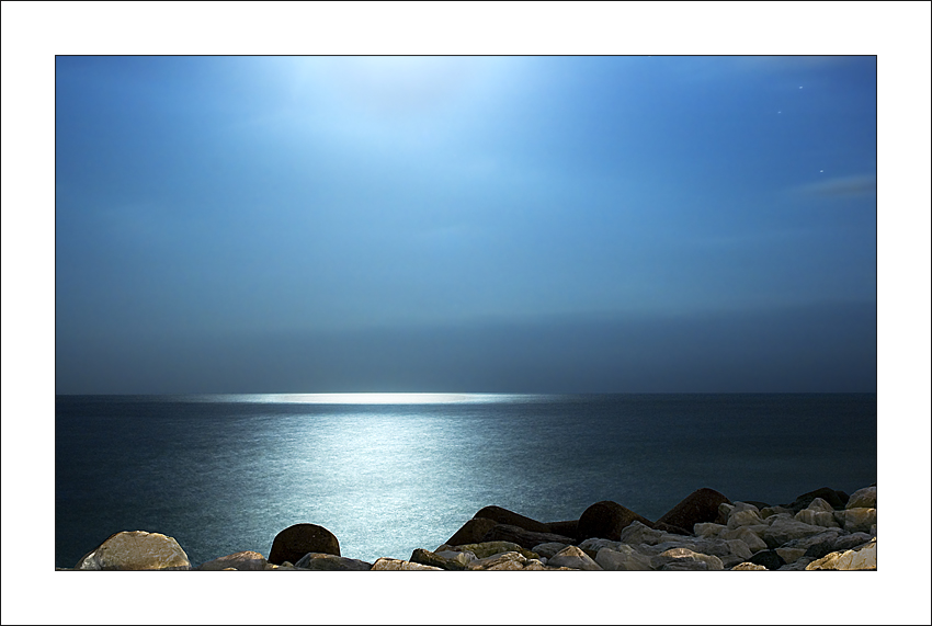 Reflejo en el mar de la luna llena, Marbella. Fotografía de larga exposición realizada desde Puerto Banús