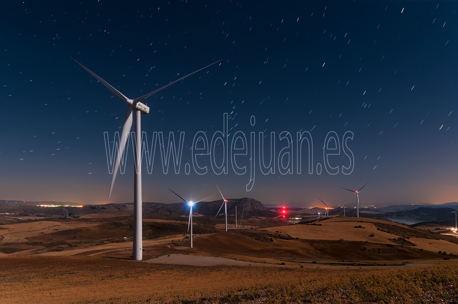 Fotografía nocturna de aerogeneradores en Cerro Higuera, Ardales, Málaga. molinos de viento