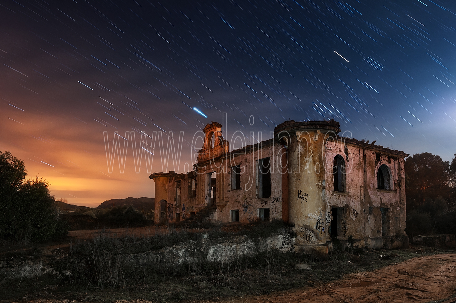 Fotografía nocturna de una villa en ruinas, Villa Apolo o casa Rúa, Ronda, Málaga