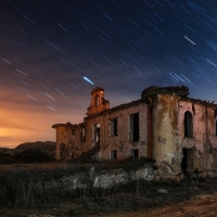 Fotografía nocturna de una villa en ruinas, Villa Apolo o casa Rúa, Ronda, Málaga