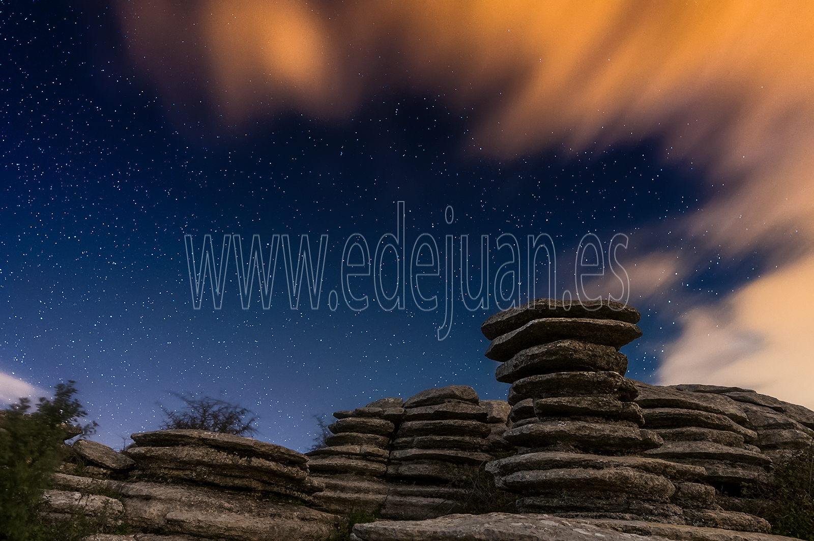 Fotografía nocturnarna de la formación del Tornillo, Torcal de Antequera