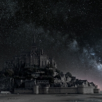 Fotomontaje fotográfico basado en dos fotos, la villa de Mont Saint Michel, Normadía, Francia  y el cielo por otro lado, con la vía láctea