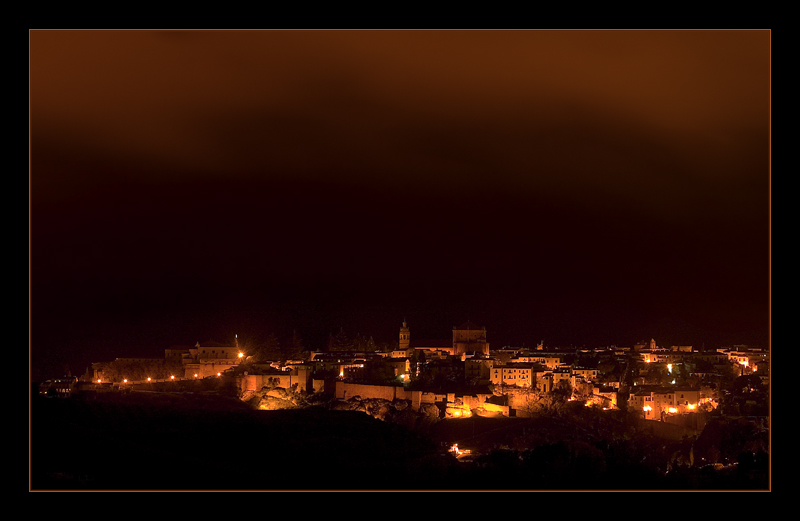 Plano nocturno del casco antiguo de Ronda, fotografía nocturna de la ciduad.