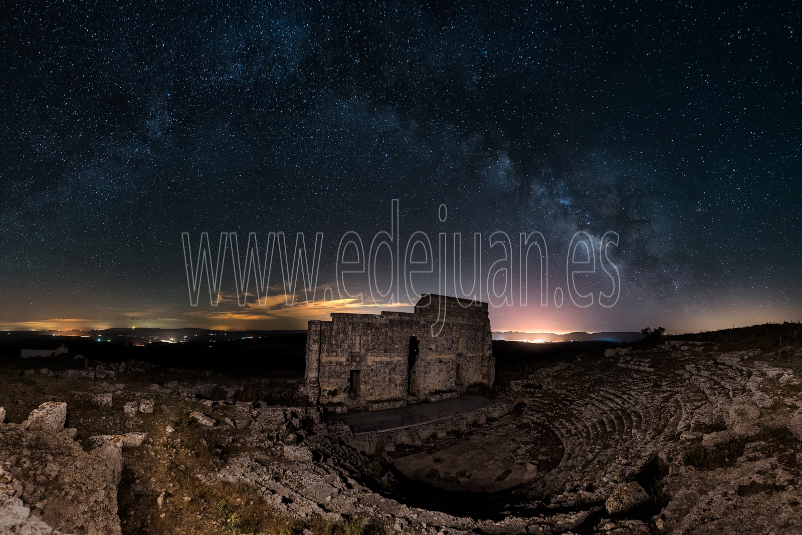 Fotografía nocturna con vía lactea, en Ronda la vieja, Acinipo, ruinas romanas en la Serranía de Ronda