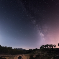 Fotografía nocturna con vía láctea en el Puente de la Ventilla, Ronda, Málaga. Fotografía de larga exposición.