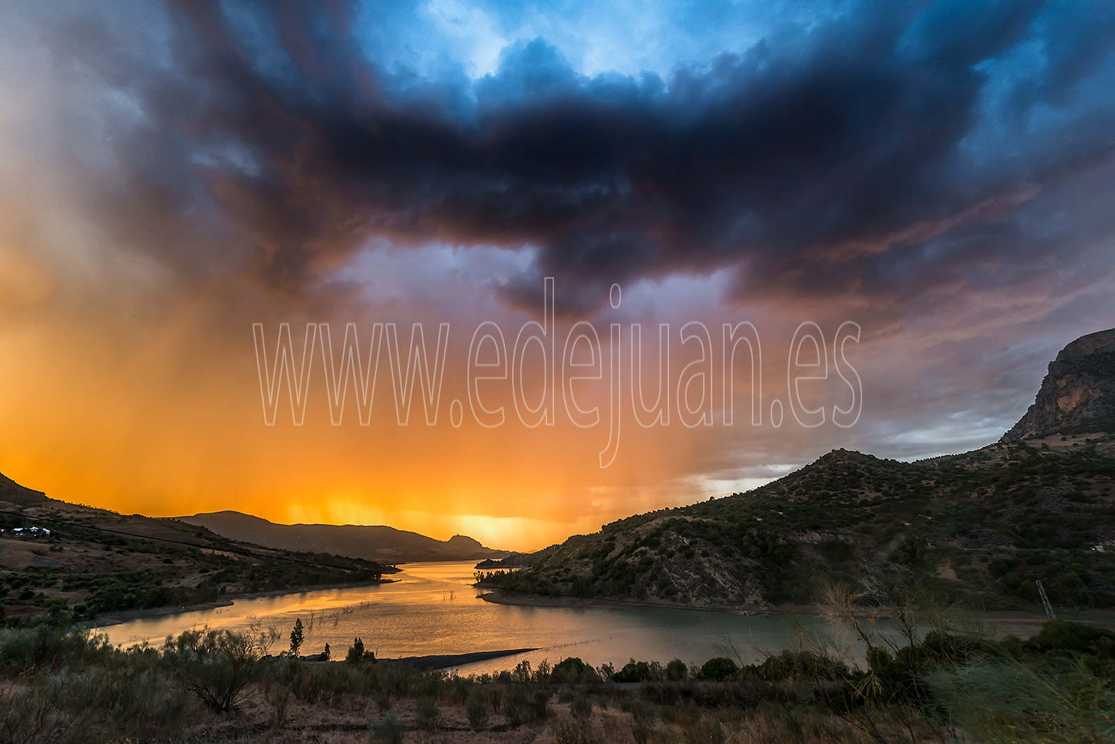 Fotografía de un atardecer tormentoso en el Pantano de Zahara de la Sierra