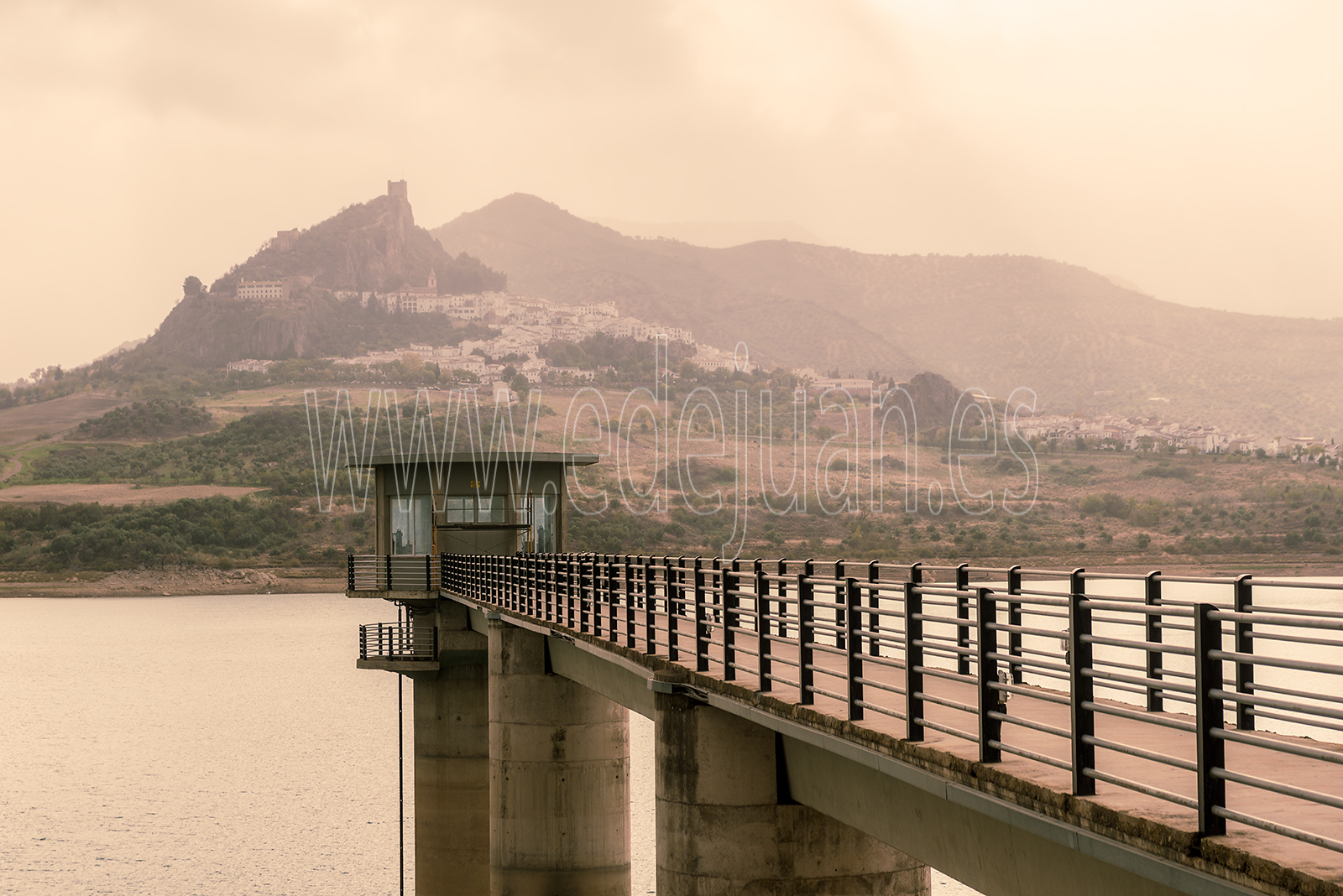 Fotografía de presa y pueblo de Zahara de la Sierra