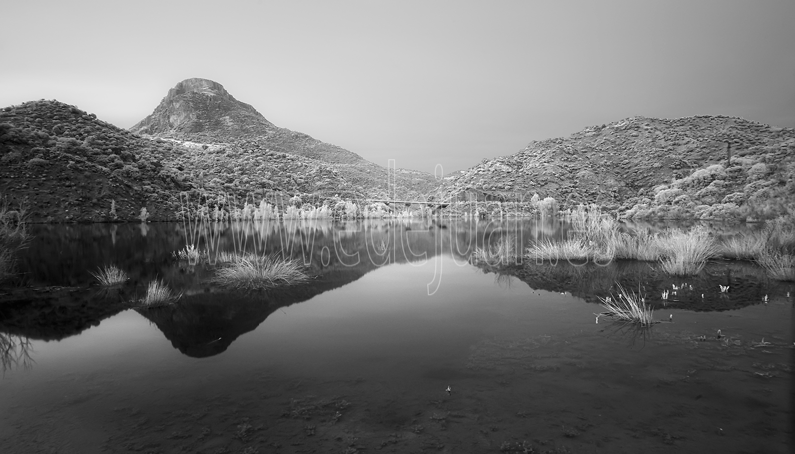 Fotografía infrarroja del Pantano de Zahara de la Sierra, editada en blanco y negro