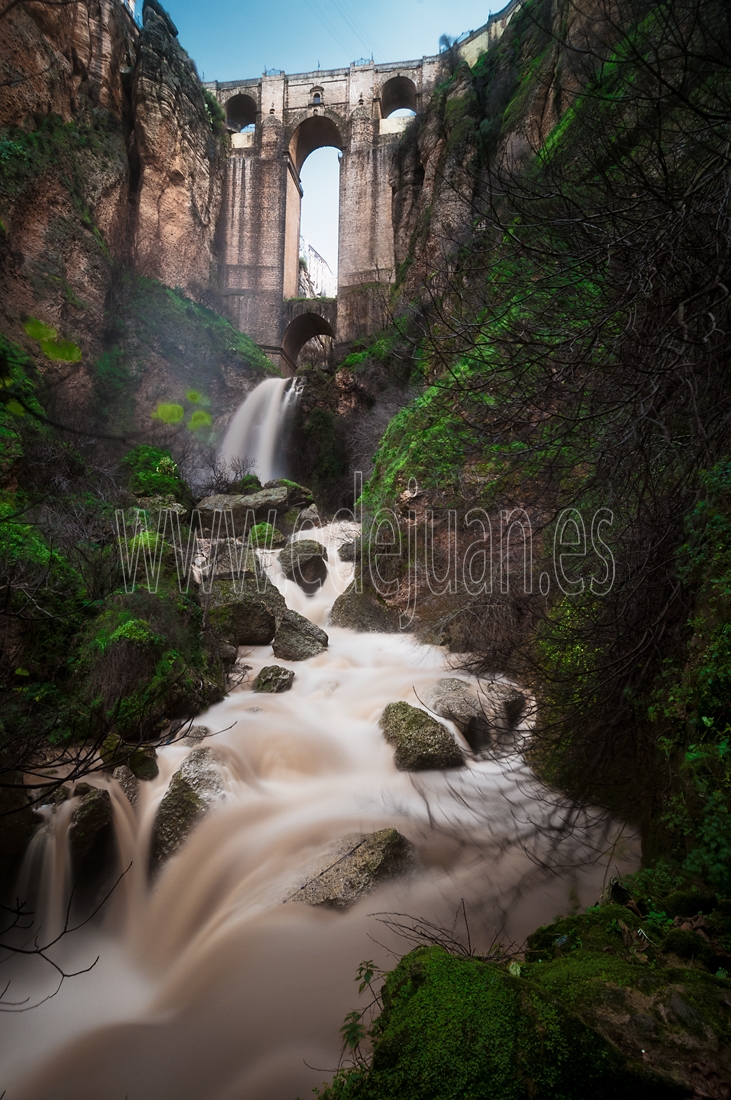 Vistas del Puente del Tajo de Ronda y del río Guadalevín después de unos días de tormenta y con la Sierra de las Nieves nevada. El estruendo que origina el agua en ese salto es impactante.