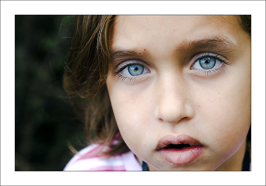 retrato de niña con los ojos azules, primer plano