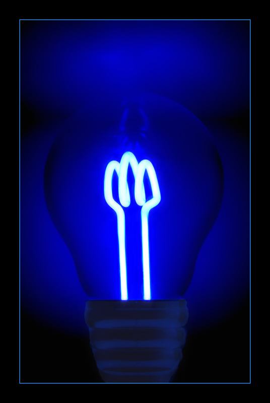 Lámpara azul con forma de bombilla, fotografía realiza con la propia luz de la lámpara